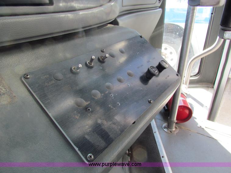 image for item AN9972 2005 Ford E350 Super Duty bus