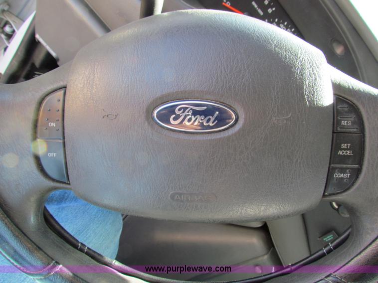 image for item AN9972 2005 Ford E350 Super Duty bus