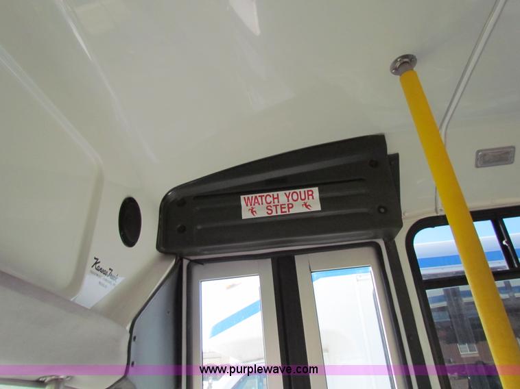 image for item AN9972 2005 Ford E350 Super Duty bus