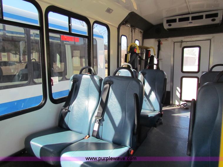 image for item AN9972 2005 Ford E350 Super Duty bus