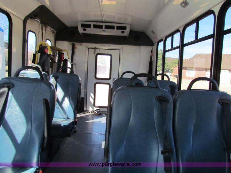 image for item AN9972 2005 Ford E350 Super Duty bus