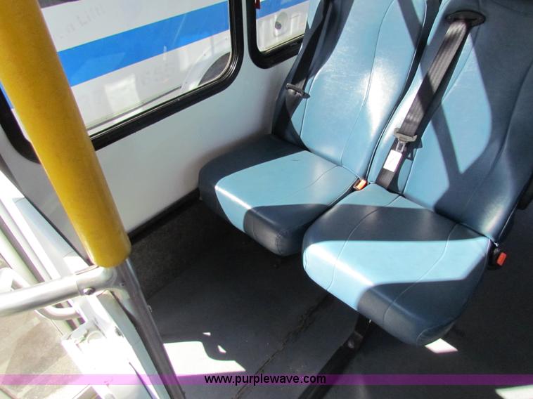 image for item AN9972 2005 Ford E350 Super Duty bus