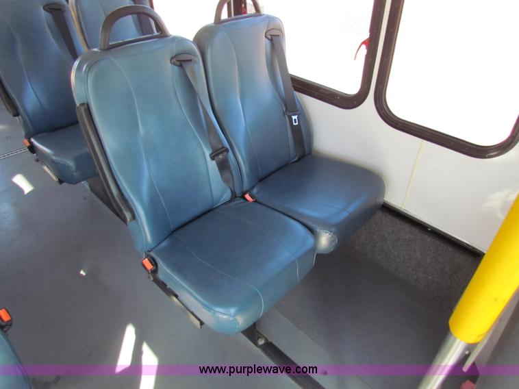 image for item AN9972 2005 Ford E350 Super Duty bus