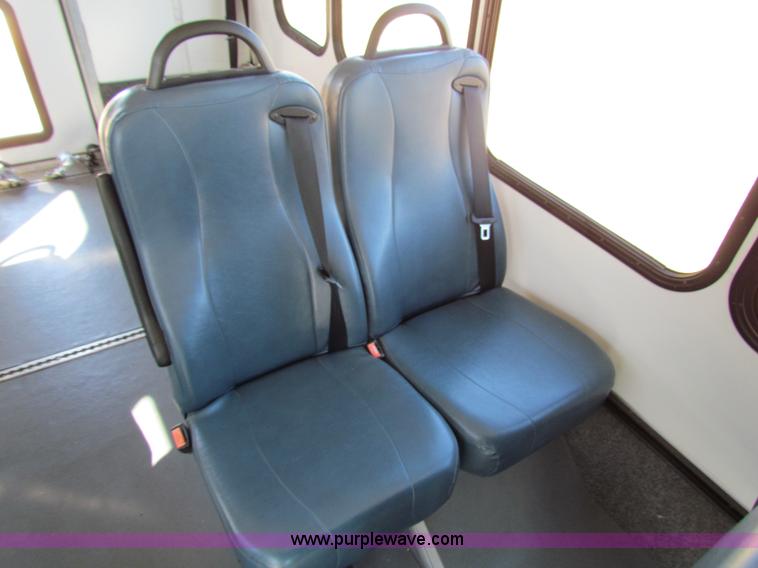 image for item AN9972 2005 Ford E350 Super Duty bus