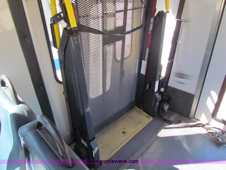 image for item AN9972 2005 Ford E350 Super Duty bus