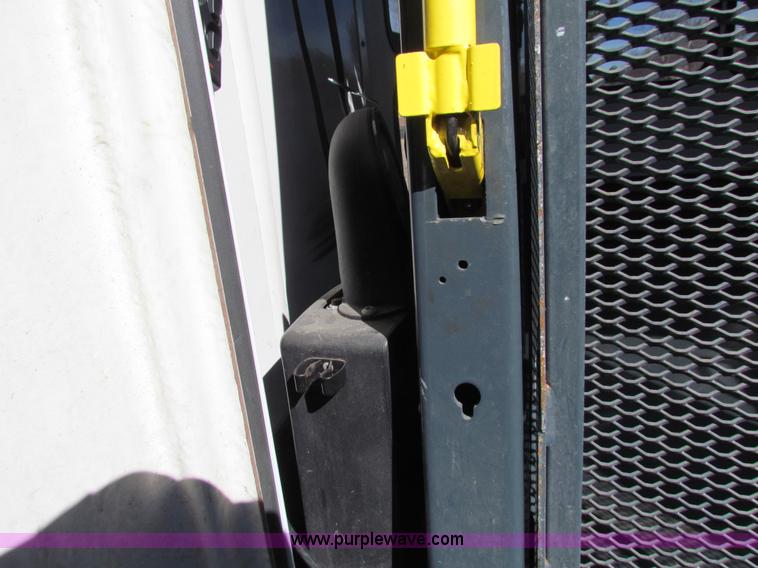 image for item AN9972 2005 Ford E350 Super Duty bus