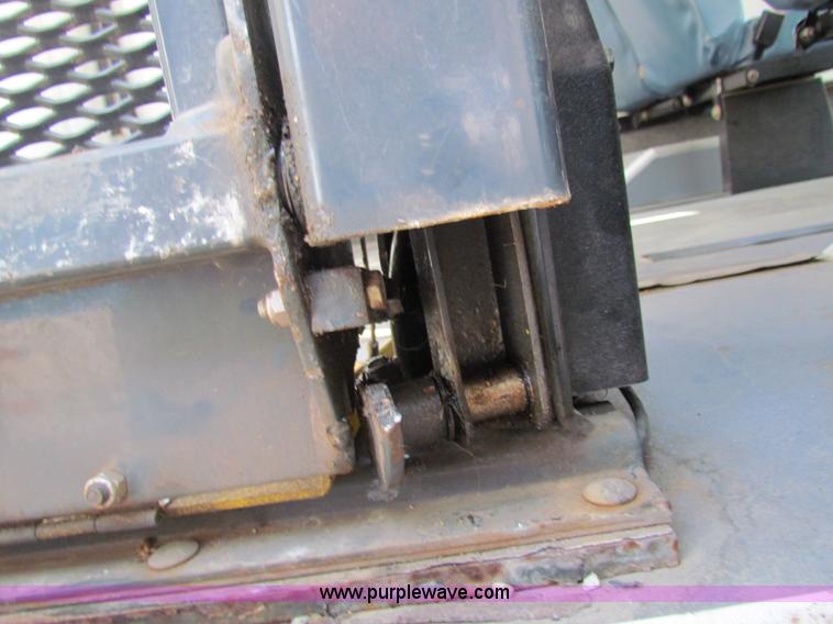 image for item AN9972 2005 Ford E350 Super Duty bus