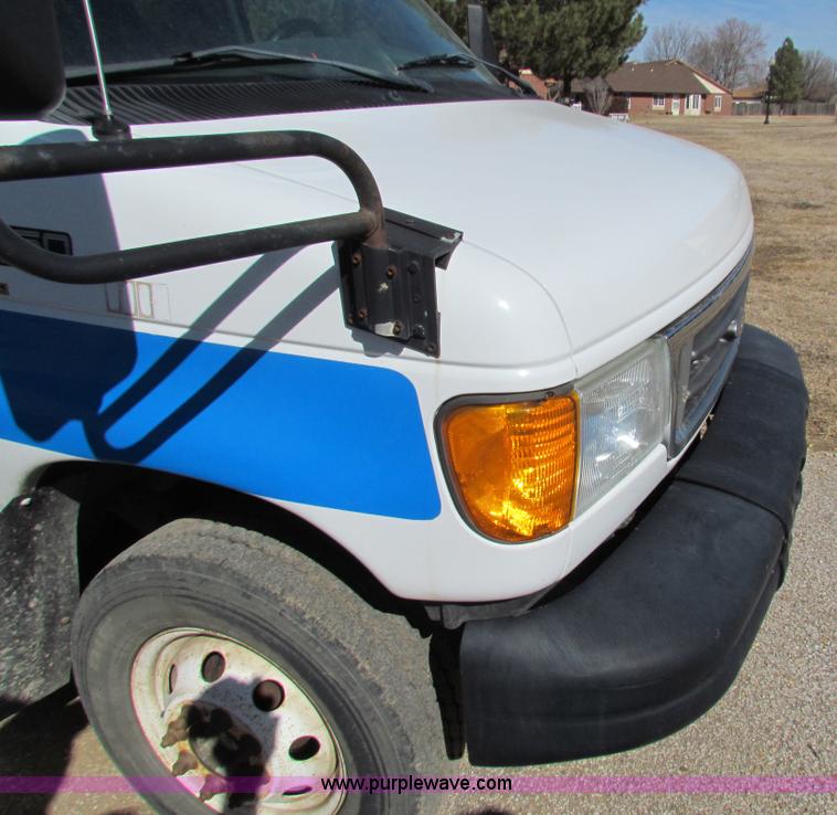 image for item AN9972 2005 Ford E350 Super Duty bus