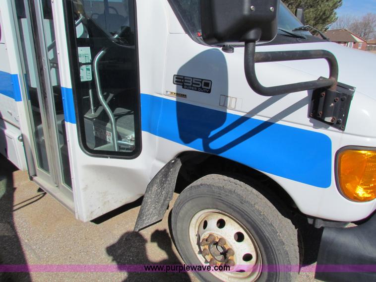 image for item AN9972 2005 Ford E350 Super Duty bus