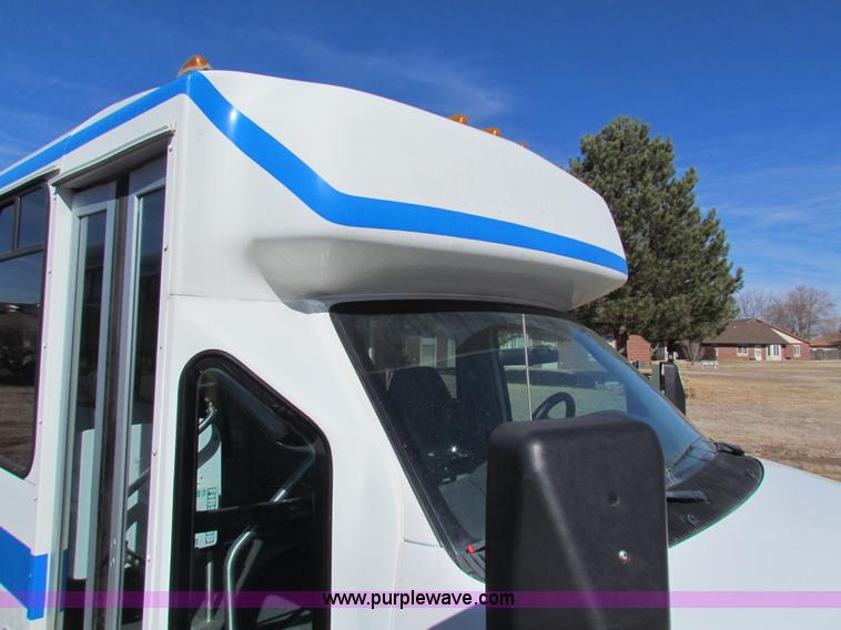 image for item AN9972 2005 Ford E350 Super Duty bus