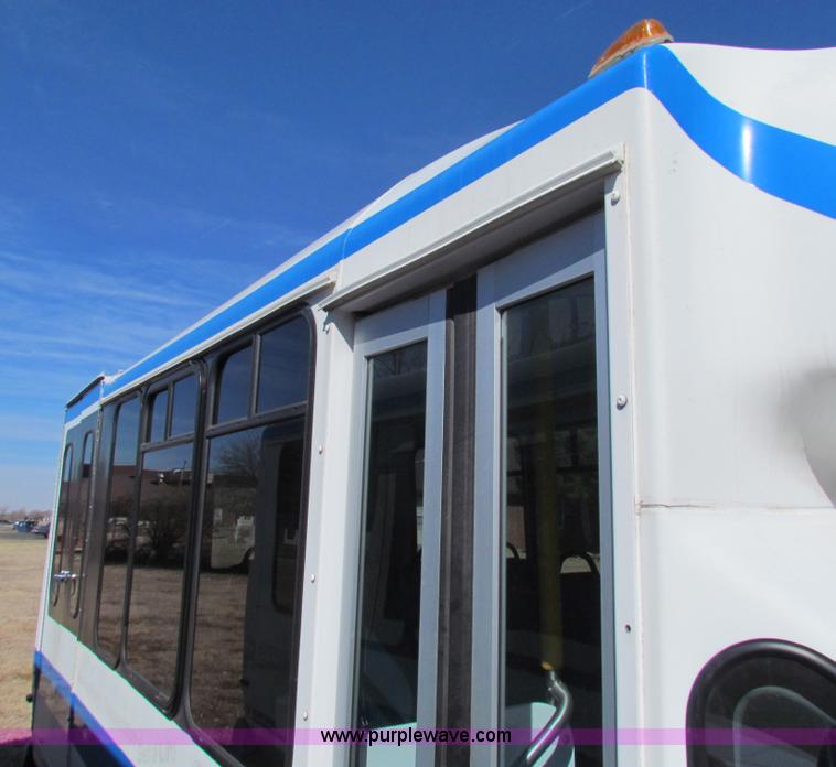 image for item AN9972 2005 Ford E350 Super Duty bus