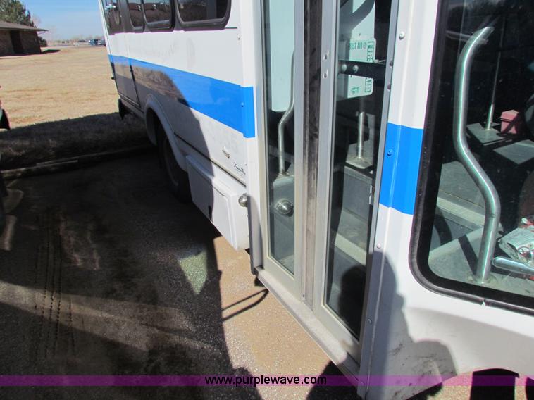 image for item AN9972 2005 Ford E350 Super Duty bus