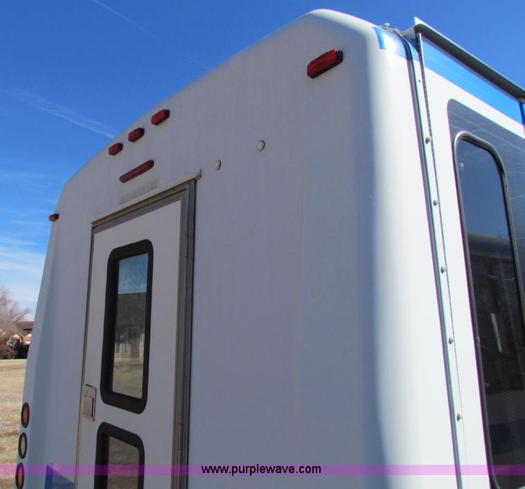 image for item AN9972 2005 Ford E350 Super Duty bus