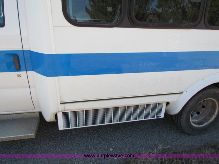 image for item AN9972 2005 Ford E350 Super Duty bus