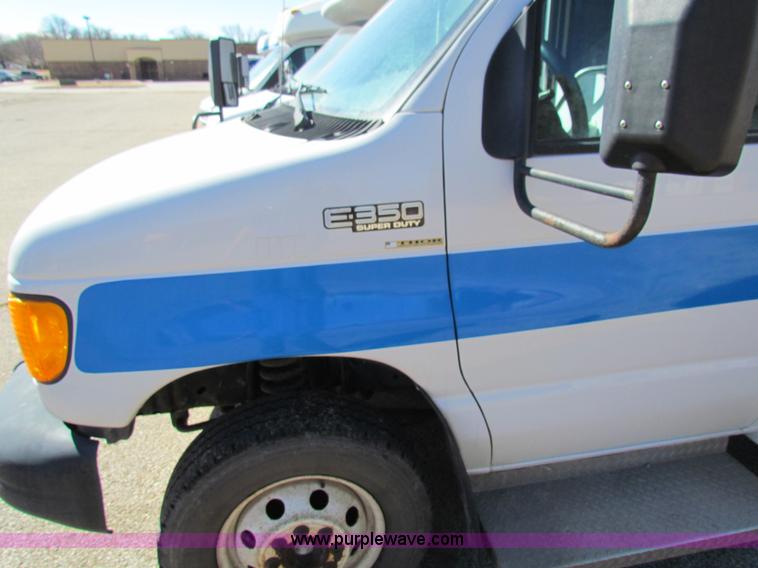 image for item AN9972 2005 Ford E350 Super Duty bus