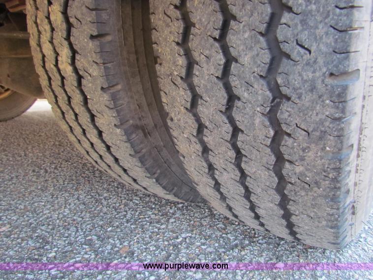 image for item AN9972 2005 Ford E350 Super Duty bus