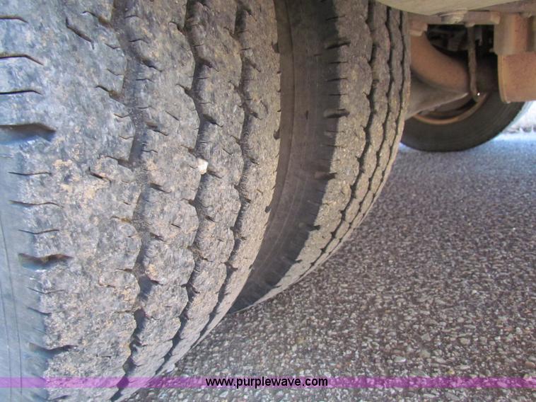 image for item AN9972 2005 Ford E350 Super Duty bus