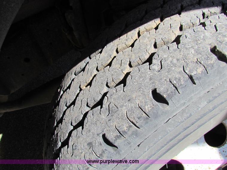 image for item AN9972 2005 Ford E350 Super Duty bus