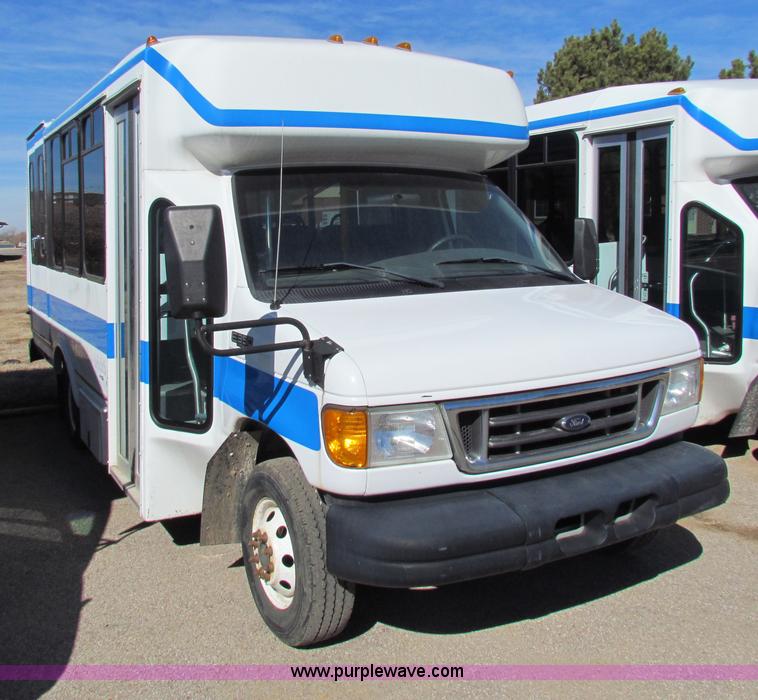 image for item AN9973 2005 Ford E350 Super Duty bus