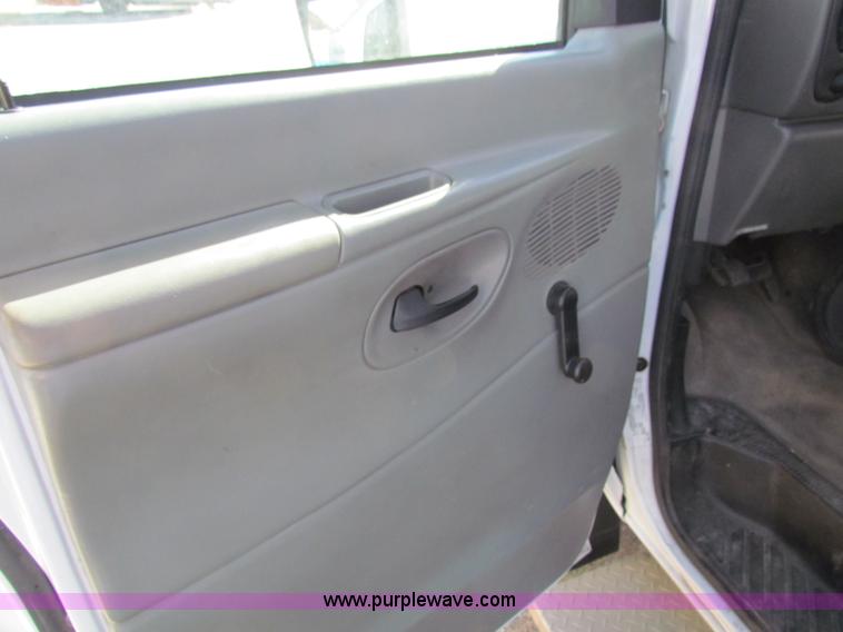 image for item AN9973 2005 Ford E350 Super Duty bus
