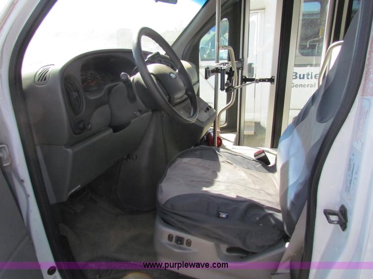 image for item AN9973 2005 Ford E350 Super Duty bus