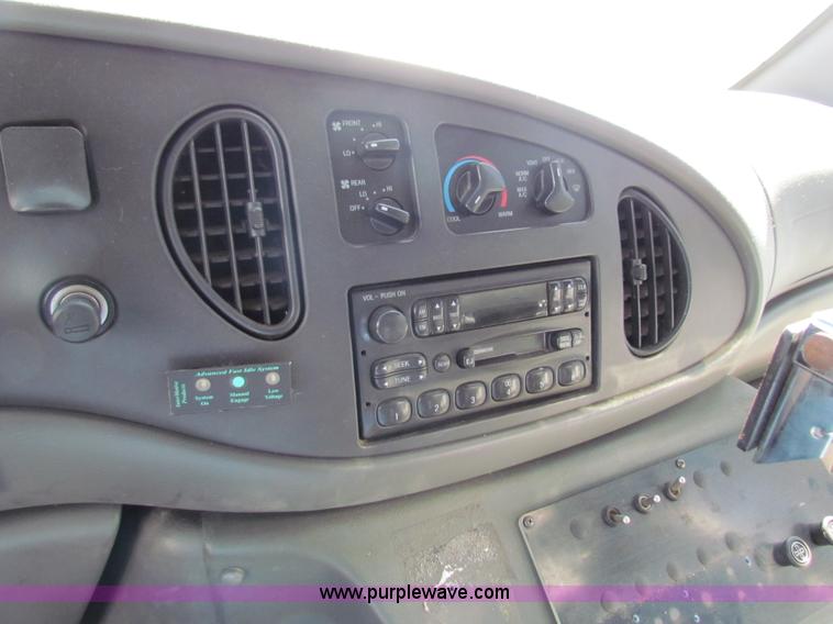 image for item AN9973 2005 Ford E350 Super Duty bus