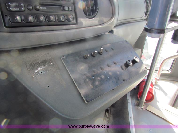 image for item AN9973 2005 Ford E350 Super Duty bus