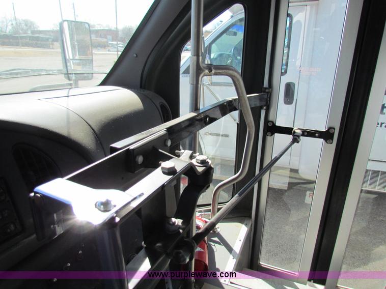 image for item AN9973 2005 Ford E350 Super Duty bus
