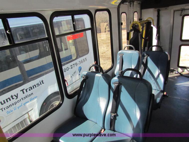 image for item AN9973 2005 Ford E350 Super Duty bus