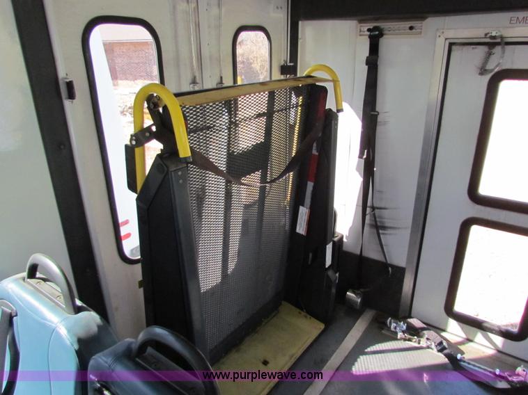 image for item AN9973 2005 Ford E350 Super Duty bus