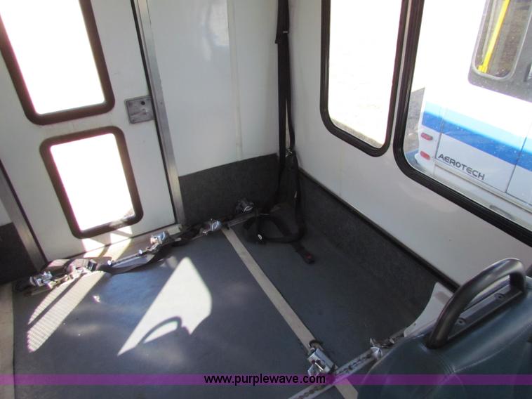 image for item AN9973 2005 Ford E350 Super Duty bus