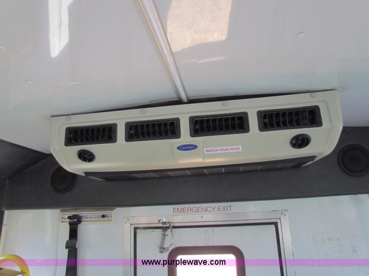 image for item AN9973 2005 Ford E350 Super Duty bus