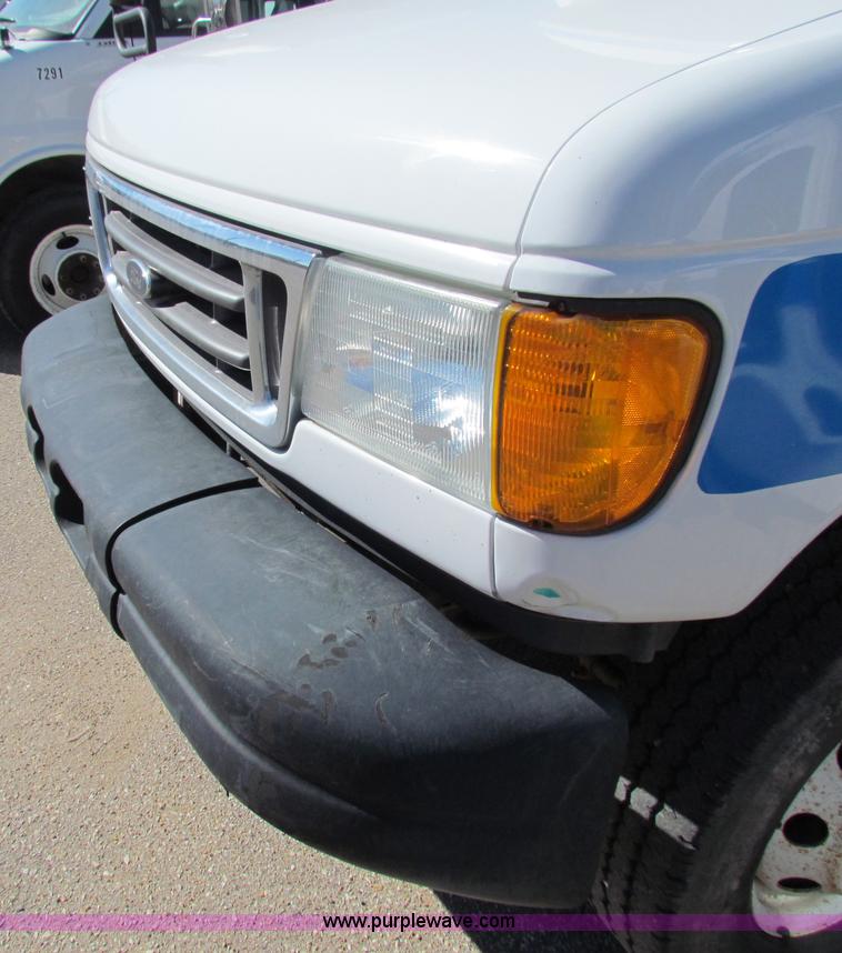 image for item AN9973 2005 Ford E350 Super Duty bus