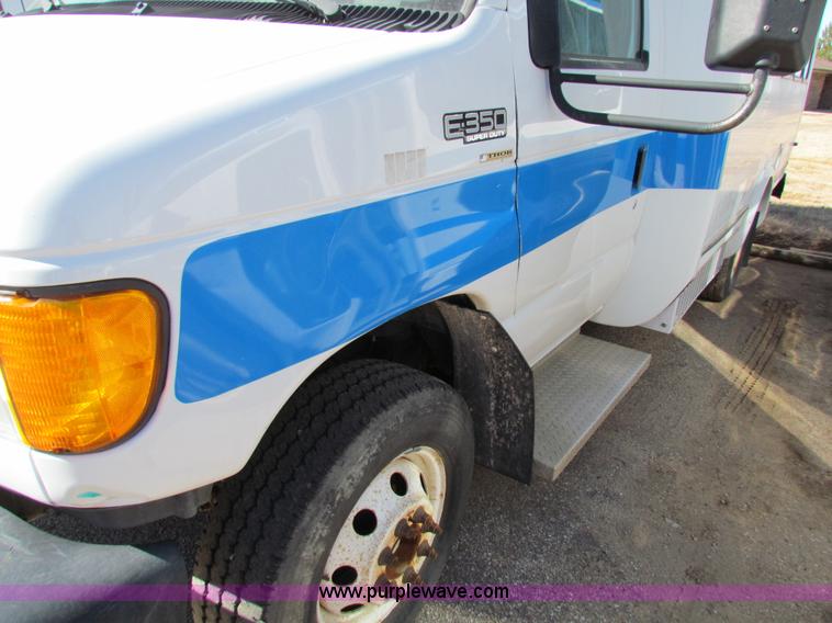 image for item AN9973 2005 Ford E350 Super Duty bus