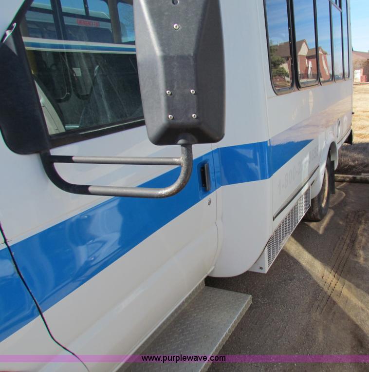 image for item AN9973 2005 Ford E350 Super Duty bus