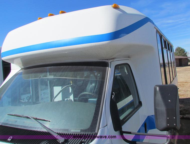 image for item AN9973 2005 Ford E350 Super Duty bus