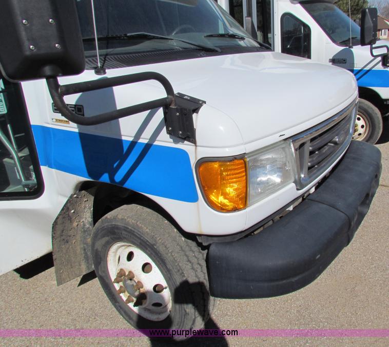 image for item AN9973 2005 Ford E350 Super Duty bus