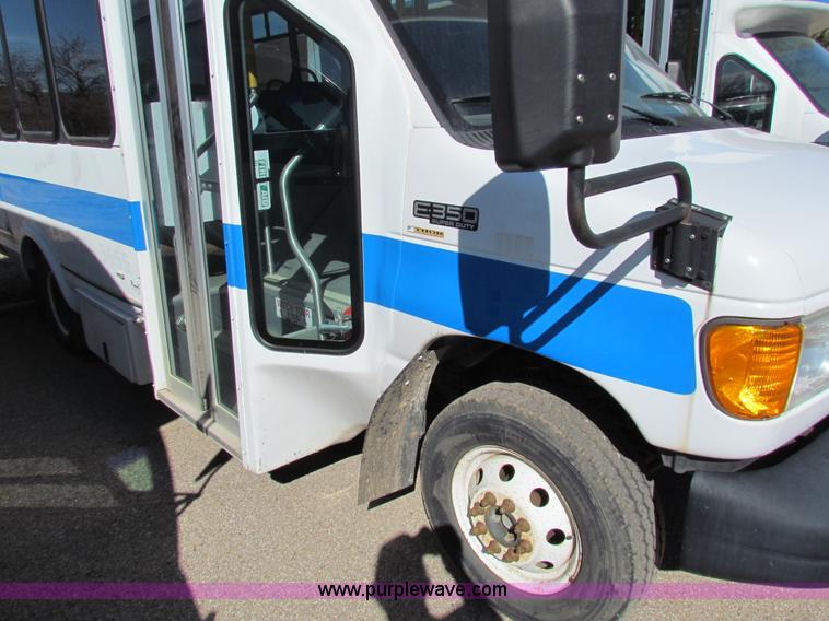 image for item AN9973 2005 Ford E350 Super Duty bus