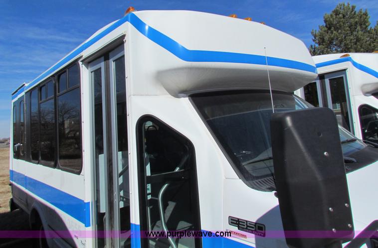 image for item AN9973 2005 Ford E350 Super Duty bus