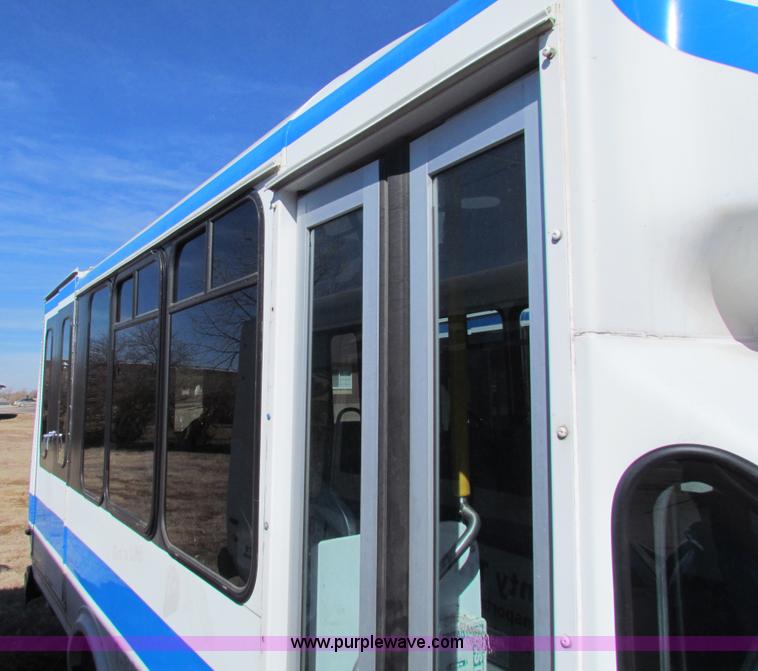 image for item AN9973 2005 Ford E350 Super Duty bus