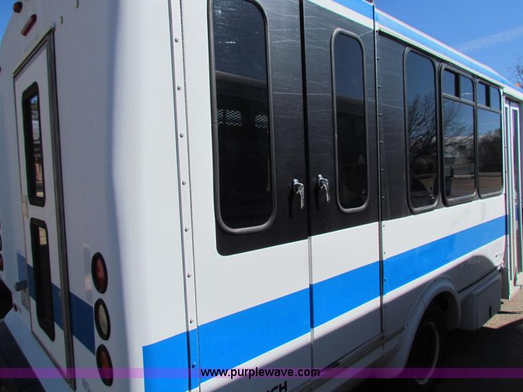 image for item AN9973 2005 Ford E350 Super Duty bus