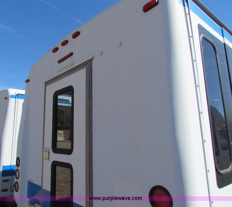 image for item AN9973 2005 Ford E350 Super Duty bus