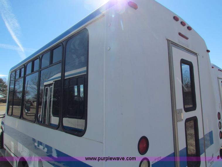 image for item AN9973 2005 Ford E350 Super Duty bus