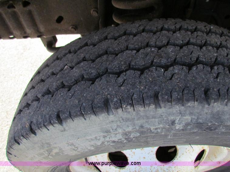 image for item AN9973 2005 Ford E350 Super Duty bus