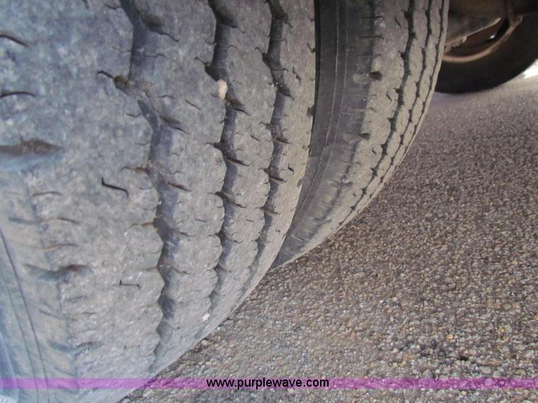 image for item AN9973 2005 Ford E350 Super Duty bus