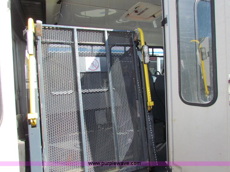 image for item AN9973 2005 Ford E350 Super Duty bus