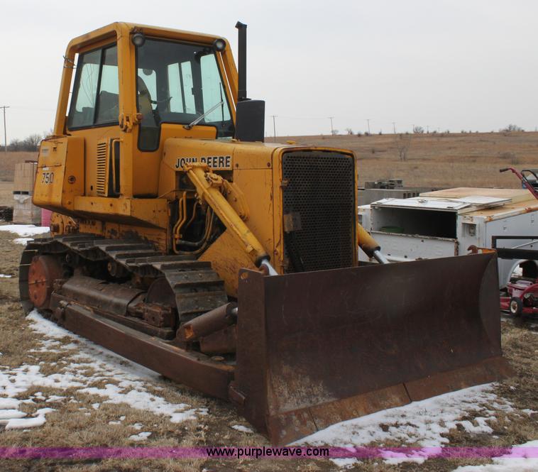 image for item AN9983 1981 John Deere 750 dozer
