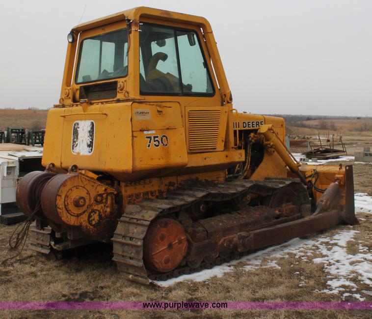 image for item AN9983 1981 John Deere 750 dozer