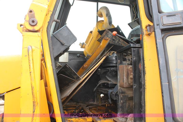 image for item AN9983 1981 John Deere 750 dozer