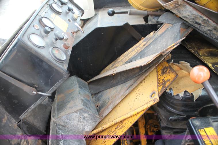 image for item AN9983 1981 John Deere 750 dozer